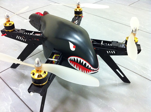 dron ve tvaru žraloka